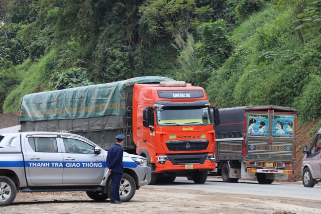 Tai nạn liên hoàn, giao thông ùn tắc kéo dài ở Hòa Bình - Ảnh 10.