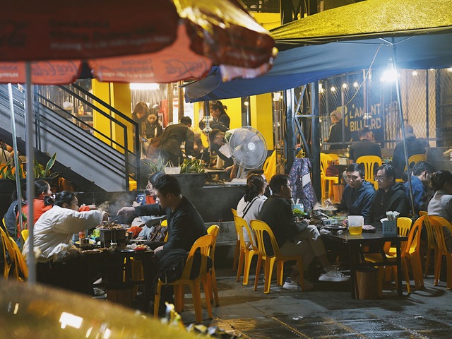 Giới trẻ Hà Nội đi ăn lẩu nướng đông nghịt nhân ngày gió lạnh: Thế này mới là tận hưởng chứ!  - Ảnh 2.