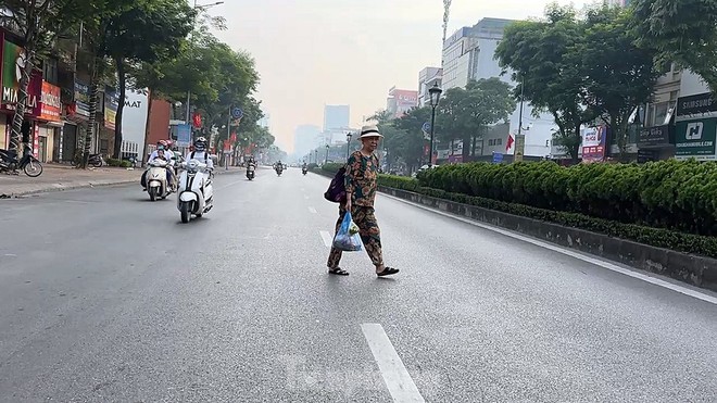 Hà Nội: Người dân ngơ ngác khi bị phạt vì đi bộ sang đường không đúng quy định - Ảnh 2.