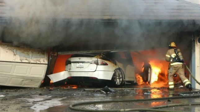 Nhiều nhà sản xuất không có hướng dẫn đầy đủ cách chữa cháy xe điện - Ảnh 1.