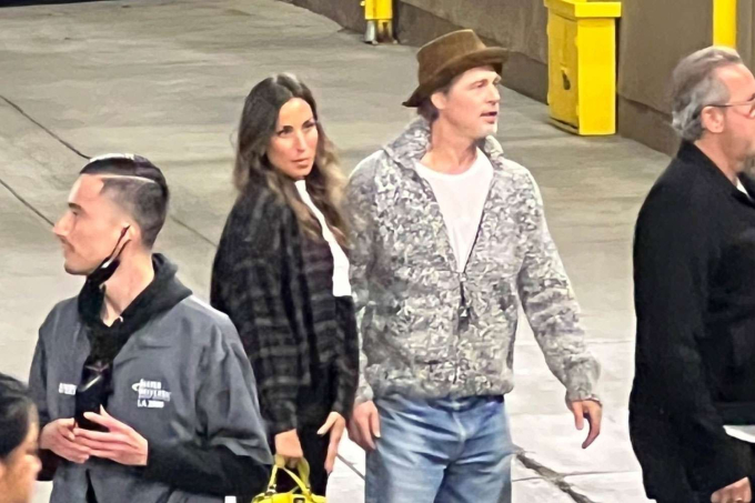 Brad Pitt lần đầu công khai hẹn hò nghiêm túc hậu ly dị Jolie, đàng gái kém 27 tuổi nhưng cặp đôi hoà hợp bất ngờ - Ảnh 2.