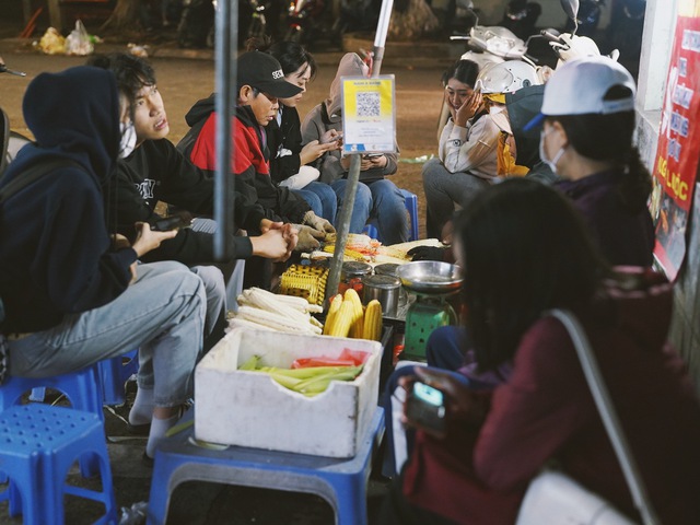 Giới trẻ Hà Nội đi ăn lẩu nướng đông nghịt nhân ngày gió lạnh: Thế này mới là tận hưởng chứ!  - Ảnh 6.