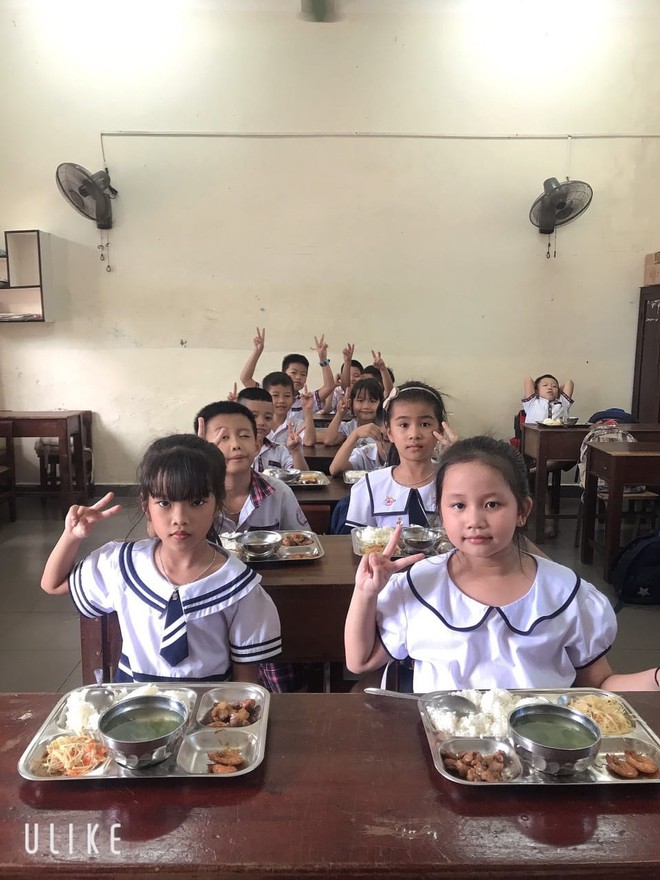  Suất cơm 15 NGHÌN ĐỒNG của một trường tiểu học công lập vừa ngon vừa rẻ, nghe chia sẻ của phụ huynh càng bất ngờ  - Ảnh 2.