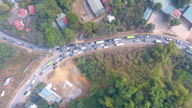 Tai nạn liên hoàn, giao thông ùn tắc kéo dài ở Hòa Bình - Ảnh 7.