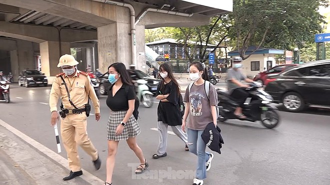 Hà Nội: Người dân ngơ ngác khi bị phạt vì đi bộ sang đường không đúng quy định - Ảnh 9.