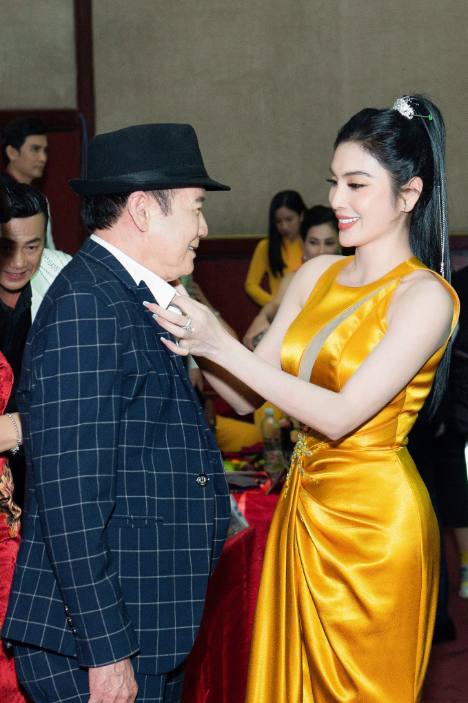 MC Kim Huyền Sâm khoe nhan sắc ngày càng thăng hạng, lần thứ 3 hội ngộ danh ca Tuấn Vũ - Ảnh 4.