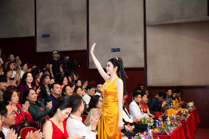 MC Kim Huyền Sâm khoe nhan sắc ngày càng thăng hạng, lần thứ 3 hội ngộ danh ca Tuấn Vũ - Ảnh 2.