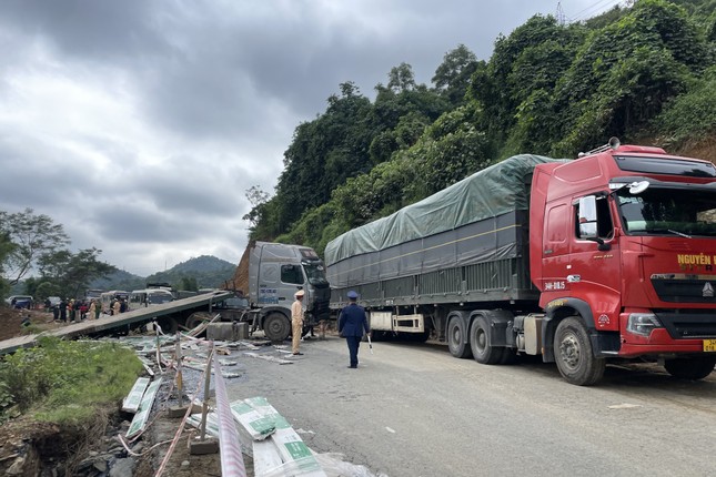 Tai nạn liên hoàn, giao thông ùn tắc kéo dài ở Hòa Bình - Ảnh 2.