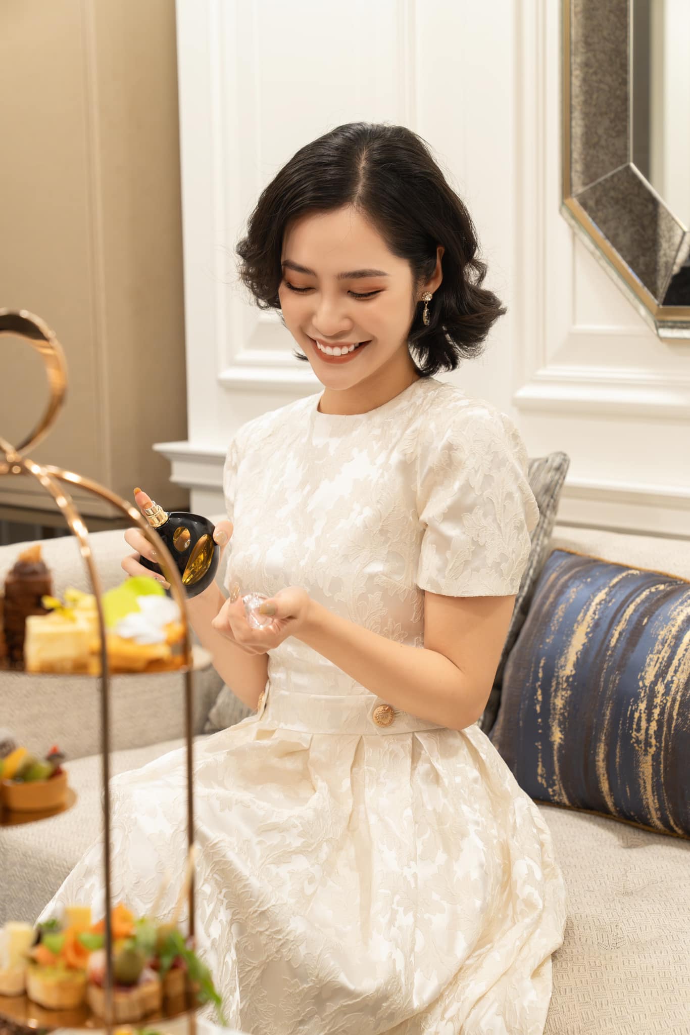Hoa hậu có bố là Đại tá, vừa đoạt danh hiệu, trai bản từng tốp kéo tới nhà đòi xem mặt - Ảnh 2.