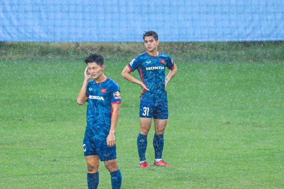 Tấm áo đội tuyển Việt Nam có “vừa khít” với các tuyển thủ U23? - Ảnh 2.