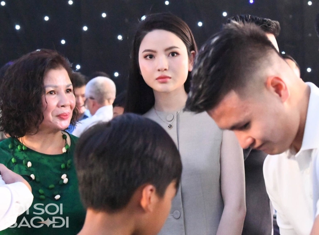 Chu Thanh Huyền gặp kiếp nạn khi tự cắt tóc mái, sợ Quang Hải về nhà không nhận ra - Ảnh 4.