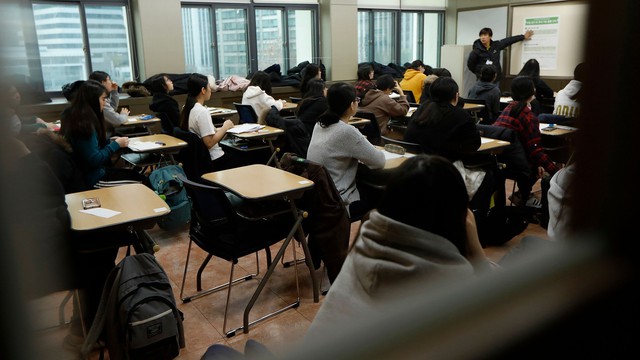 Kỳ thi đại học Hàn Quốc khủng khiếp đến mức nào? Đến Tổng thống cũng phàn nàn, phải cắt bỏ đề thi dài 9 tiếng - Ảnh 5.