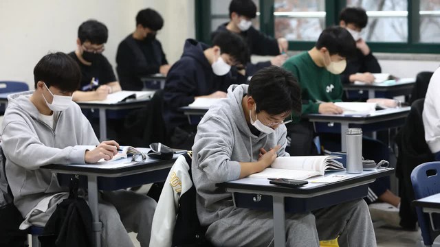 Kỳ thi đại học Hàn Quốc khủng khiếp đến mức nào? Đến Tổng thống cũng phàn nàn, phải cắt bỏ đề thi dài 9 tiếng - Ảnh 1.