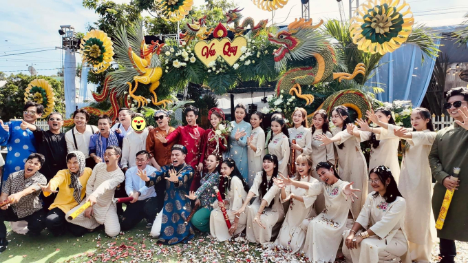 Sao Vbiz quậy bung nóc ở đám cưới Đồng Tháp của Puka: Hoà Minzy đứng bàn DJ, BB Trần -  Hải Triều đã lên đồ bà ba! - Ảnh 8.