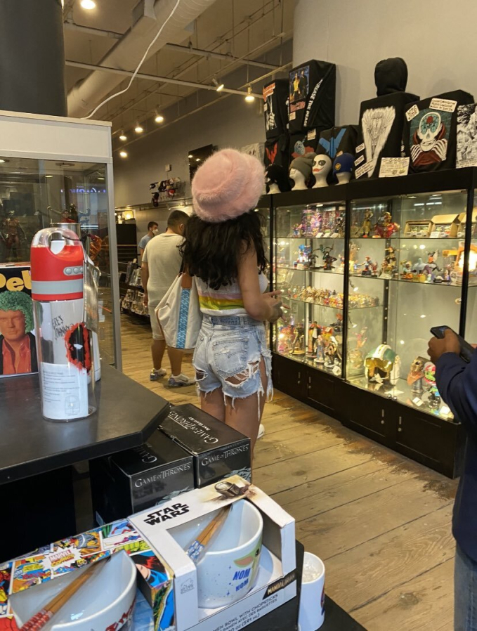 Rihanna có 1,4 tỷ đô nhưng vẫn mặc 1 chiếc quần suốt 10 năm, fan biết khen lấy khen để - Ảnh 8.