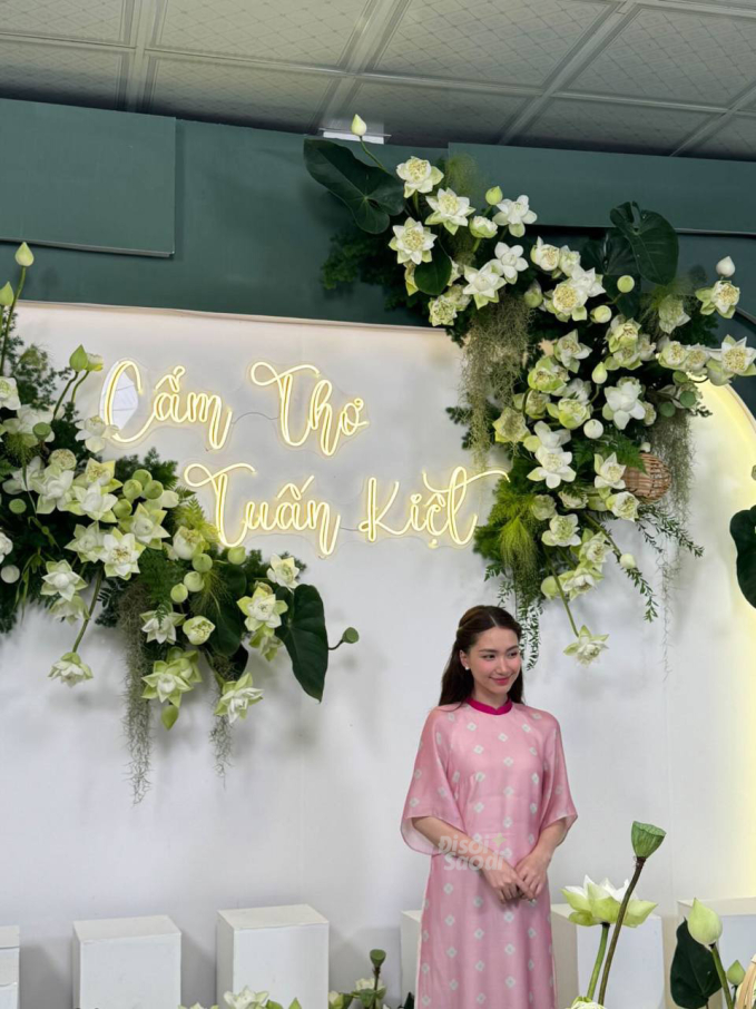 Đám cưới Puka - Gin Tuấn Kiệt ở Đồng Tháp: Hòa Minzy - BB Trần và dàn sao Vbiz đổ bộ sáng sớm, Dương Lâm lên đồ làm MC - Ảnh 3.