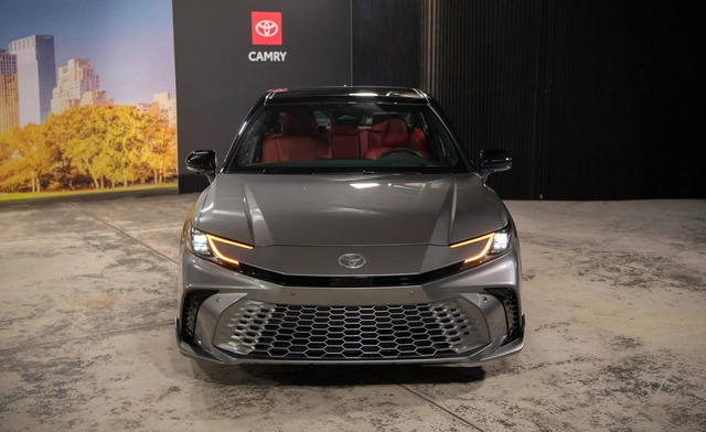 Trọn bộ ảnh thực tế Toyota Camry 2024: GenZ cũng phải mê! - Ảnh 2.