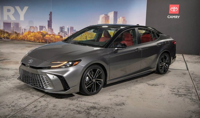 Trọn bộ ảnh thực tế Toyota Camry 2024: GenZ cũng phải mê! - Ảnh 1.