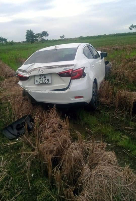 Đằng sau những bức Ảnh TNGT: Say tốc độ - Tài xế Mazda3 đâm gục cọc tiêu, lao thẳng xuống ruộng - Ảnh 5.