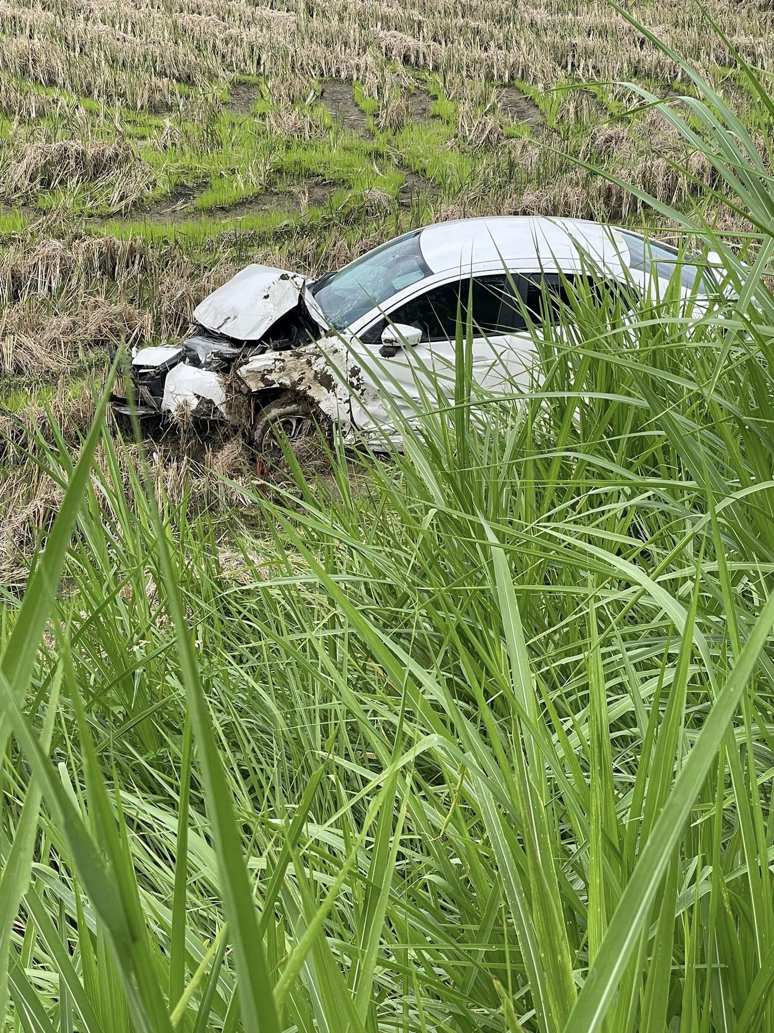 Đằng sau những bức Ảnh TNGT: Say tốc độ - Tài xế Mazda3 đâm gục cọc tiêu, lao thẳng xuống ruộng - Ảnh 4.