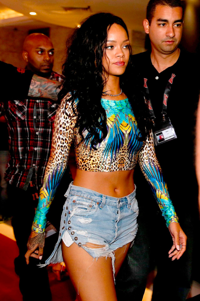 Rihanna có 1,4 tỷ đô nhưng vẫn mặc 1 chiếc quần suốt 10 năm, fan biết khen lấy khen để - Ảnh 3.