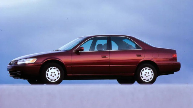 9 ảnh 9 thế hệ Toyota Camry: 43 năm tạo cơn sốt sedan bất chấp mọi xu hướng - Ảnh 4.