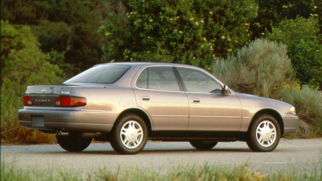 9 ảnh 9 thế hệ Toyota Camry: 43 năm tạo cơn sốt sedan bất chấp mọi xu hướng - Ảnh 3.