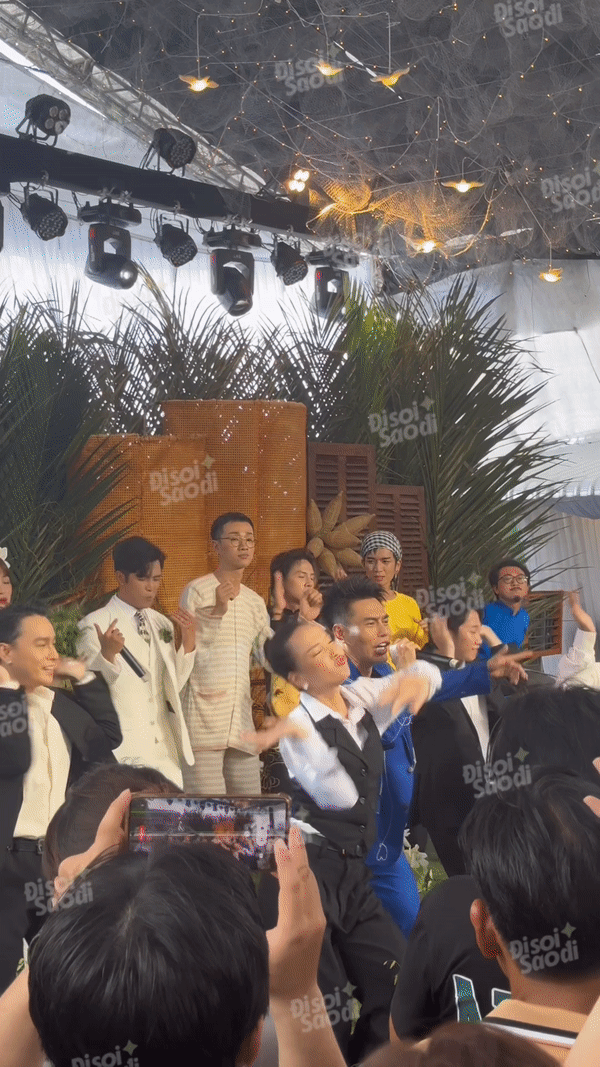 Văn nghệ cây nhà lá vườn đám cưới Puka: Dương Lâm chơi lớn debut bài hát mới, Hòa Minzy đu cây quẩy tới bến - Ảnh 2.