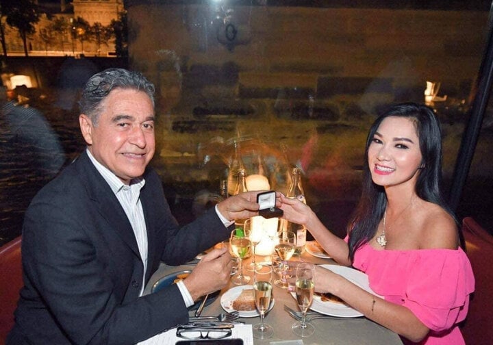 Ca sĩ Kavie Trần và bạn trai mặc áo dài trong lễ đính hôn tại Mỹ