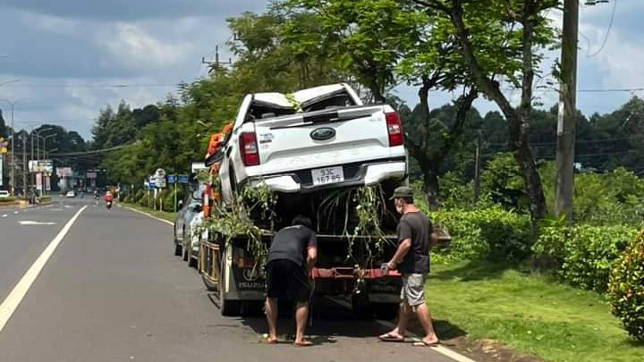 Đằng sau những bức Ảnh TNGT: Ford Ranger “chẻ đôi” gốc cây, lộn nhiều vòng xuống ruộng - Ảnh 4.