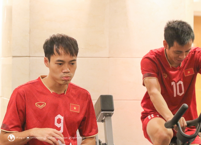 Dàn cầu thủ ĐT Việt Nam thoải mái chơi bóng phục hồi dưới nước sau chiến thắng - Ảnh 9.
