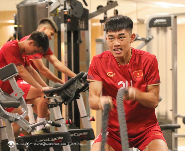 Dàn cầu thủ ĐT Việt Nam thoải mái chơi bóng phục hồi dưới nước sau chiến thắng - Ảnh 7.