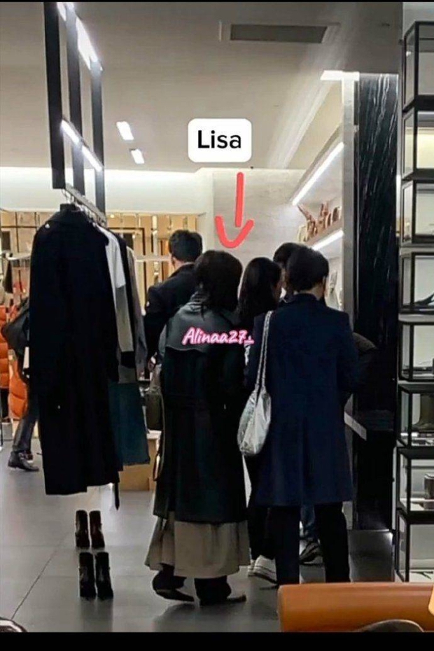 Rò rỉ ảnh Lisa (BLACKPINK) sang Pháp dự sinh nhật bạn trai CEO sau nghi vấn bị lợi dụng và lao dốc sự nghiệp vì diễn thoát y - Ảnh 1.