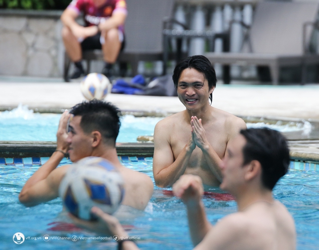 Dàn cầu thủ ĐT Việt Nam thoải mái chơi bóng phục hồi dưới nước sau chiến thắng - Ảnh 4.