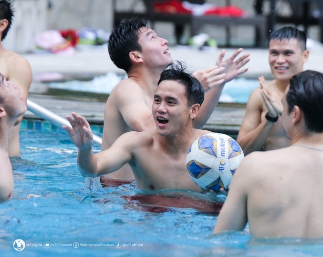 Dàn cầu thủ ĐT Việt Nam thoải mái chơi bóng phục hồi dưới nước sau chiến thắng - Ảnh 2.