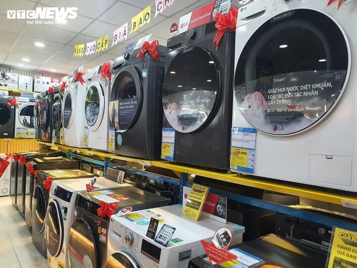 Siêu thị xả hàng cuối năm, máy giặt chỉ từ 2,7 triệu đồng, có nên mua? - Ảnh 2.