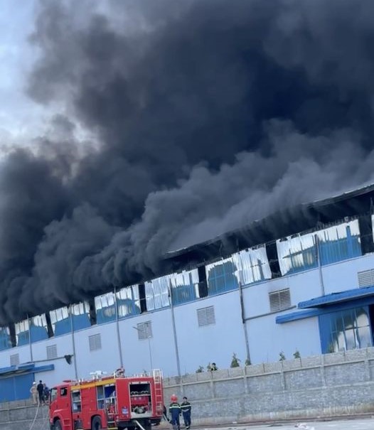 Cháy lớn ở khu công nghiệp, cột khói bốc cao hàng trăm mét - Ảnh 1.