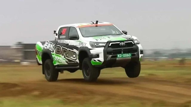 Toyota chơi lớn: Mang Hilux hybrid đi đua để kiểm chứng chất lượng trước khi bán ra thị trường - Ảnh 1.