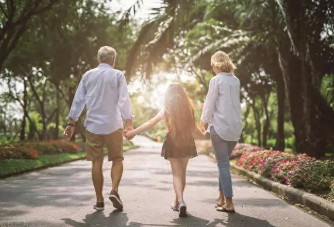 Muốn biết một người sống thọ không, hãy nhìn vào cách bước đi, có 7 đặc điểm này khi đi bộ sẽ khó sống lâu - Ảnh 2.