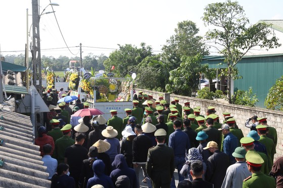 Giây phút xúc động đưa tiễn Đại úy Trần Trung Hiếu về nơi an nghỉ cuối cùng - Ảnh 10.