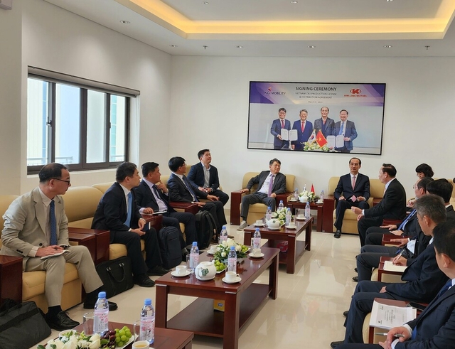 Sếp hãng xe Hàn gặp đối tác VN tại Huế: Tham vọng bán SUV điện đấu VF 8, xây nhà máy công suất 15.000 xe/năm - Ảnh 1.