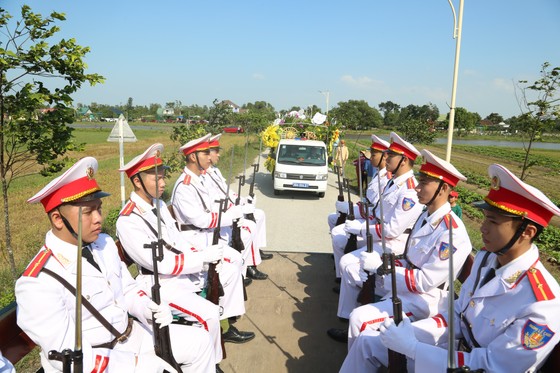 Giây phút xúc động đưa tiễn Đại úy Trần Trung Hiếu về nơi an nghỉ cuối cùng - Ảnh 9.