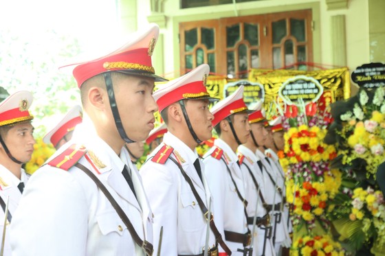 Giây phút xúc động đưa tiễn Đại úy Trần Trung Hiếu về nơi an nghỉ cuối cùng - Ảnh 6.