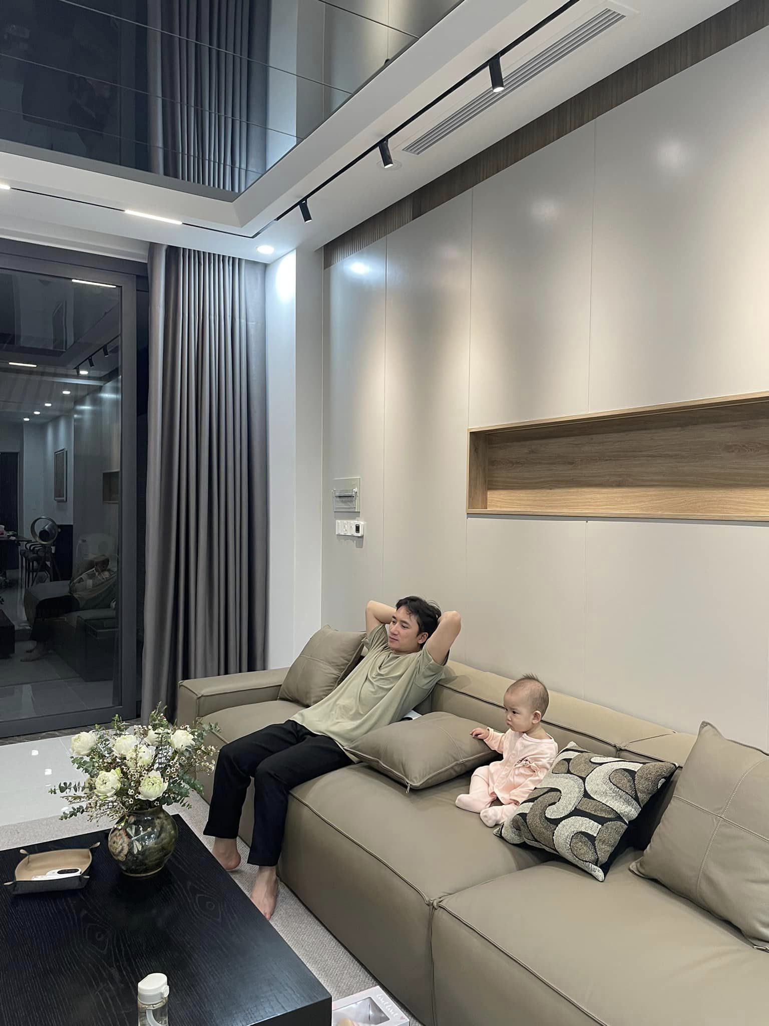 Vợ chồng Phan Mạnh Quỳnh khoe căn nhà 3 tầng mới xây: Tự tay chọn từng viên gạch, không gian khang trang xịn xò - Ảnh 1. Vợ chồng Phan Mạnh Quỳnh khoe căn nhà 3 tầng mới xây: Tự tay chọn từng viên gạch, không gian khang trang xịn xò - Ảnh 1.