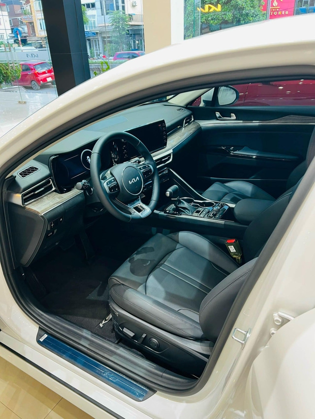 Giá Kia K5 chạm đáy mới: Giảm kỷ lục 139 triệu đồng, rẻ hơn cả Corolla Altis bản tiêu chuẩn - Ảnh 4.