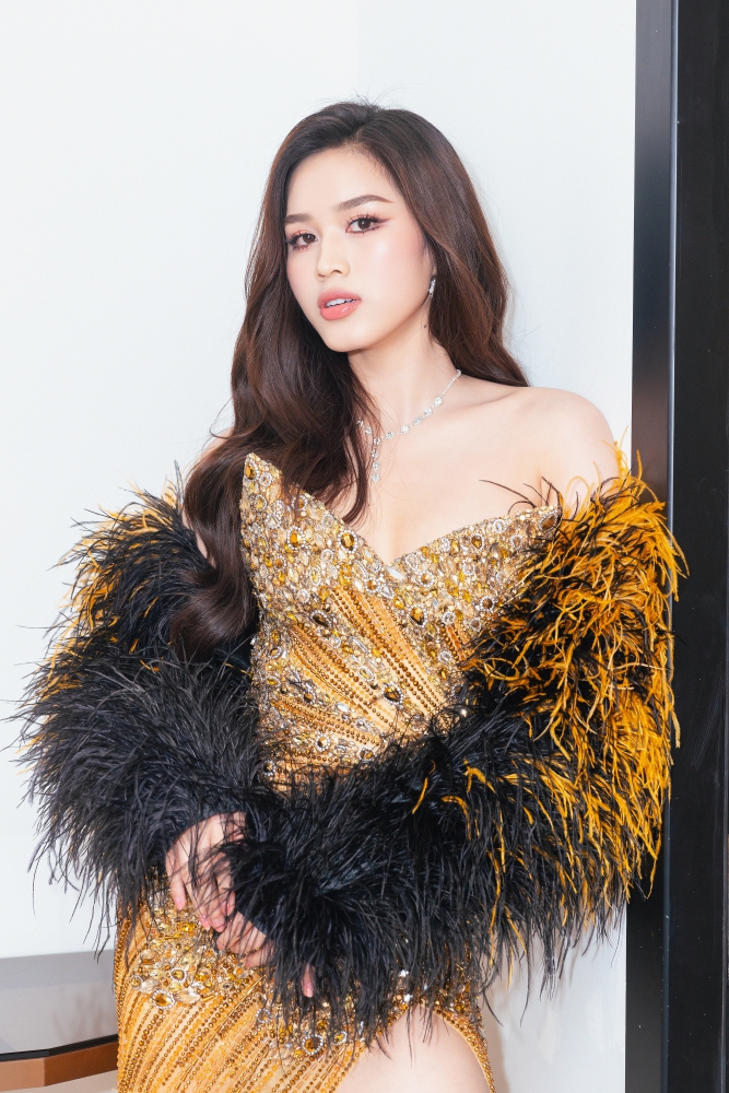 Hoa hậu Đỗ Thị Hà khoe chân dài, vai trần, chính thức lấn sân vào thương trường - Ảnh 2.