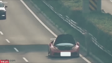 Dừng xe trên cao tốc, những gì xảy ra sau đó khiến cho tài xế chiếc Lamborghini không khỏi hoảng hốt - Ảnh 1.
