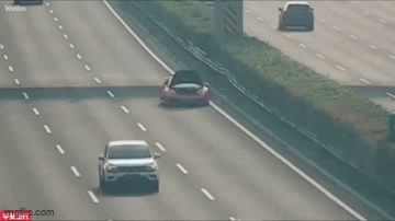 Dừng xe trên cao tốc, những gì xảy ra sau đó khiến cho tài xế chiếc Lamborghini không khỏi hoảng hốt - Ảnh 2.