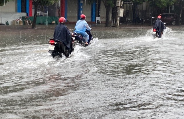 Miền Trung có thể đón 2 đợt mưa lớn liên tiếp - Ảnh 1.