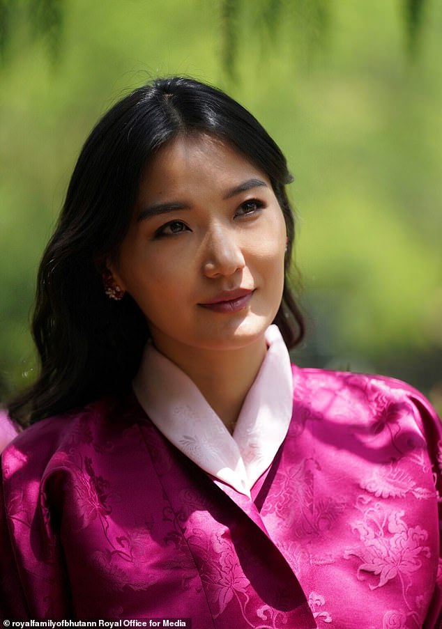 Hoàng hậu vạn người mê của Bhutan lộ diện sau khi hạ sinh công chúa, nhan sắc hiện tại khiến ai cũng bất ngờ - Ảnh 9.